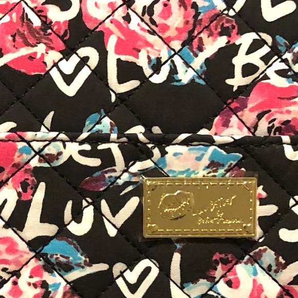 💋 Quilted Weekender Bag, Soft Pink Straps Luv Betsey - Black Floral Krush - Picture 3 of 11